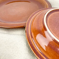 Assiette en grès caramel