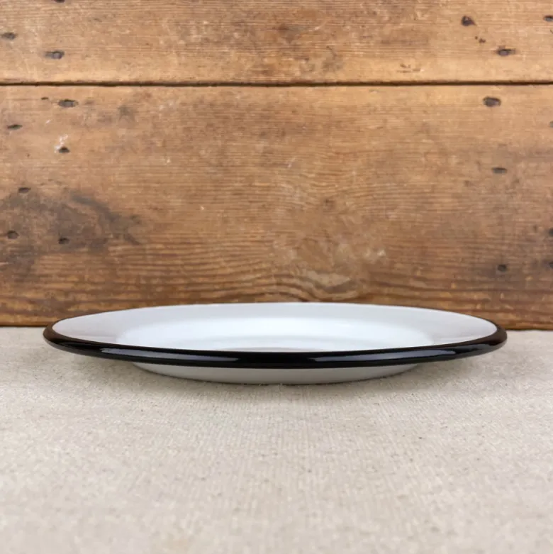 Assiette en émail blanc liseré noir