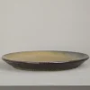 Assiette plate en grès brun