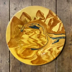 Assiette plate jaspée miel