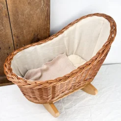 Berceau en osier et couverture en tricot