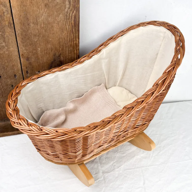 Berceau en osier et couverture en tricot