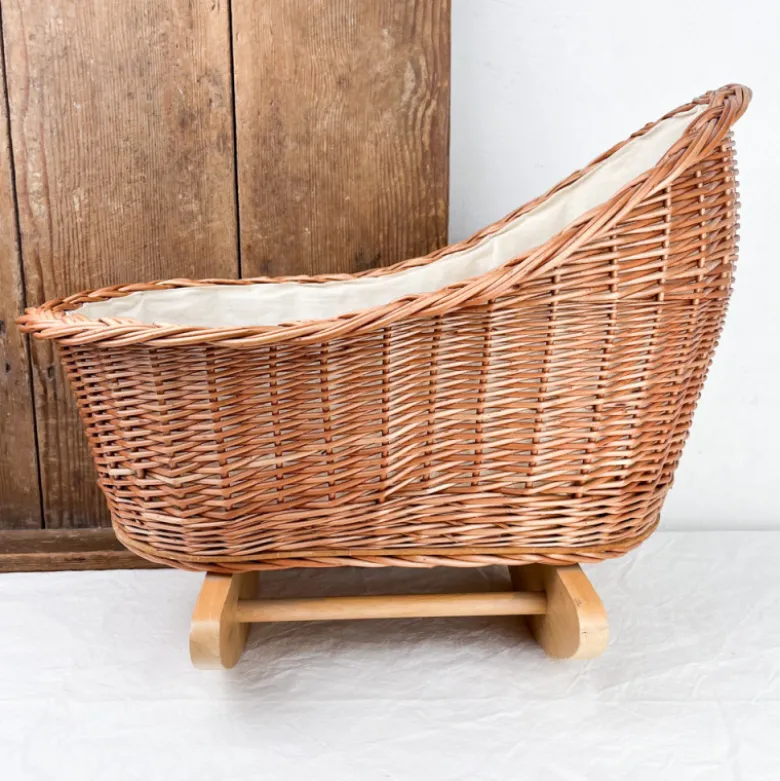 Berceau en osier et couverture en tricot