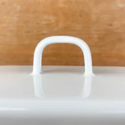 Beurrier en émail blanc avec liseré bleu
