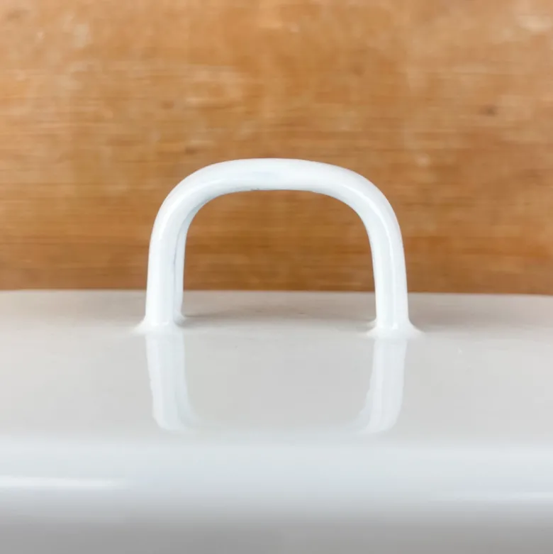 Beurrier en émail blanc avec liseré bleu