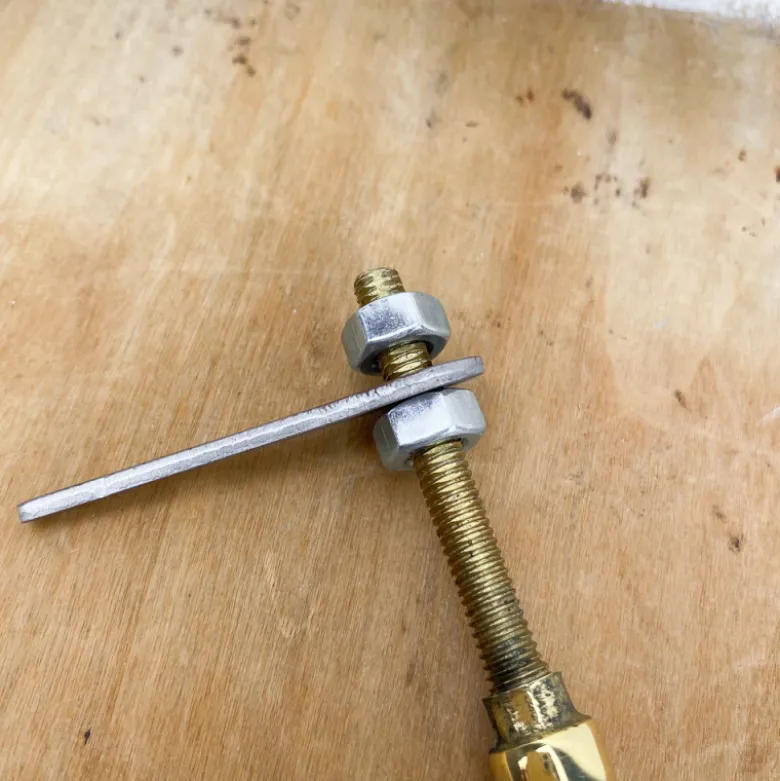Bouton clavette olive en laiton poli
