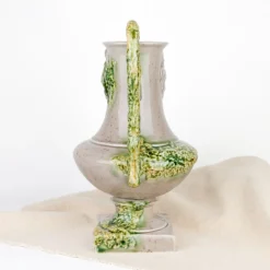Carafe en céramique à tête de lion
