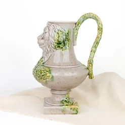 Carafe en céramique à tête de lion