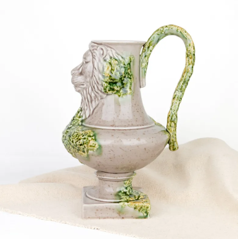 Carafe en céramique à tête de lion
