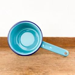 Casserole en émail turquoise