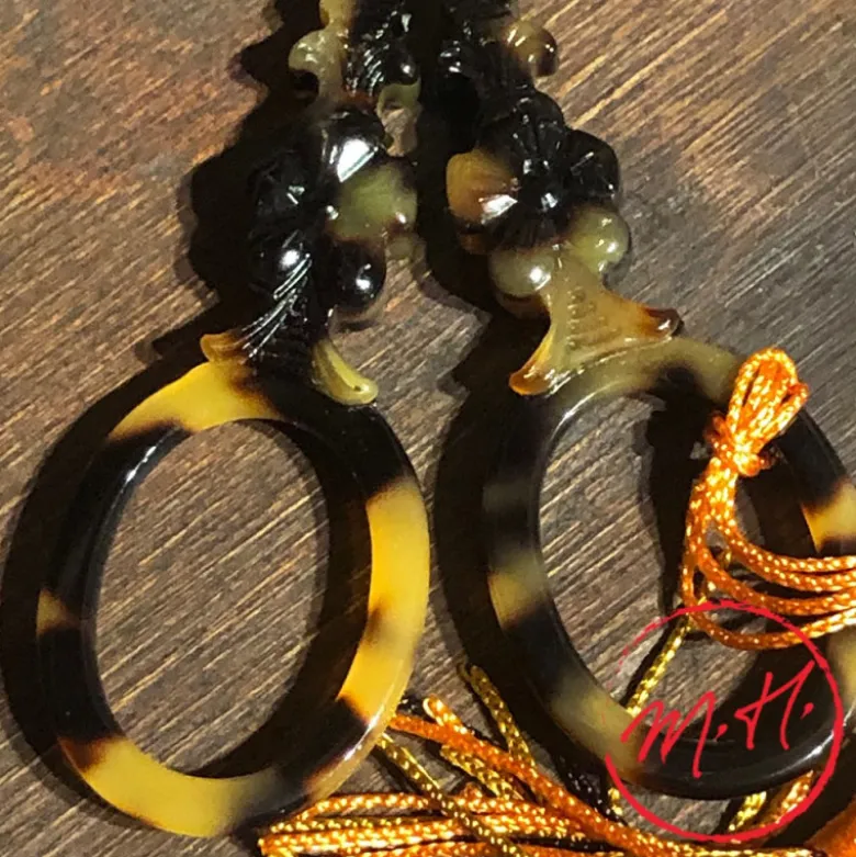 Ciseaux à broder façon écaille motif floral