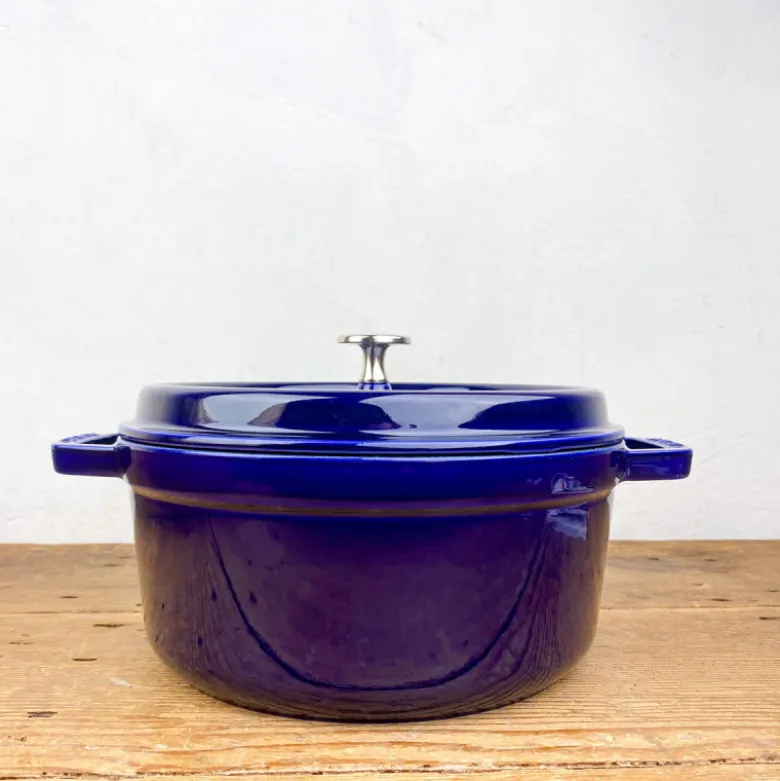 Cocotte en fonte bleu intense