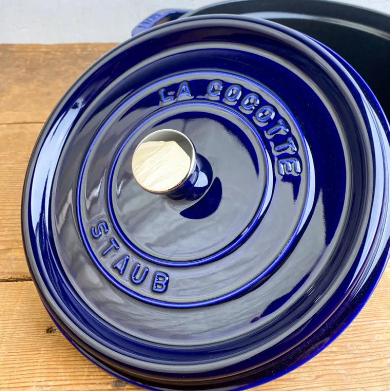 Cocotte en fonte bleu intense