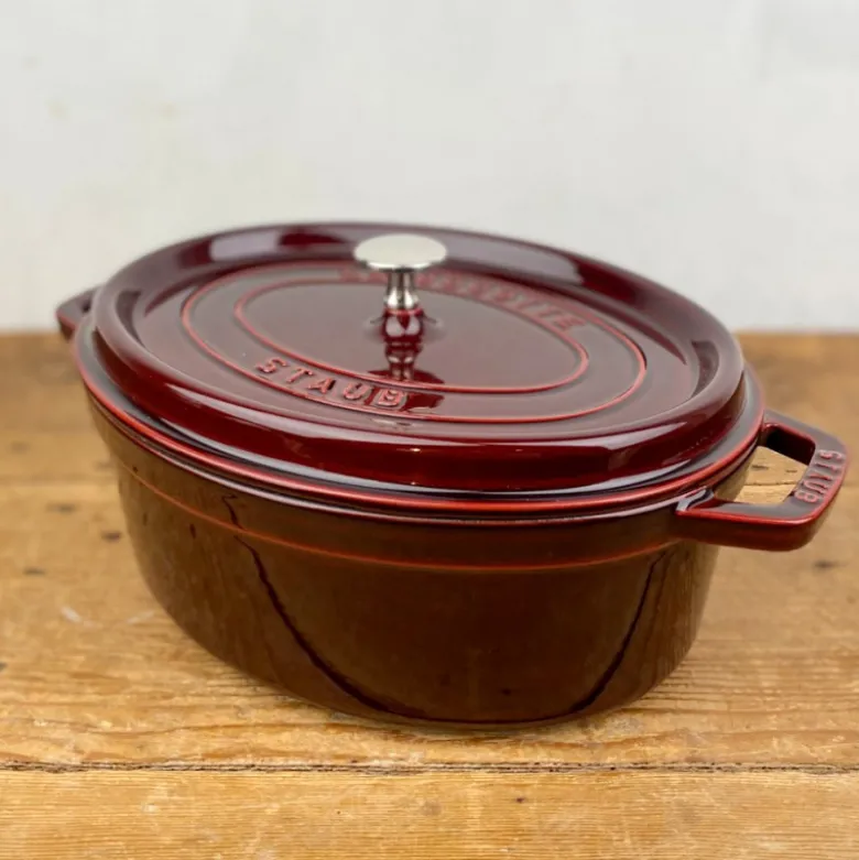 Cocotte ovale en fonte grenat