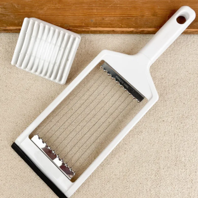 Coupe-tomates avec poussoir