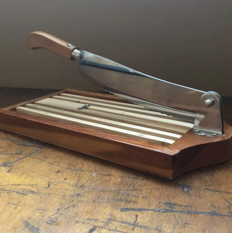 Couteau à pain sur socle