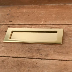 Entrée de boîte aux lettres en laiton avec ressort