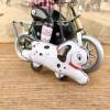Garçon à bicyclette mécanique avec chien