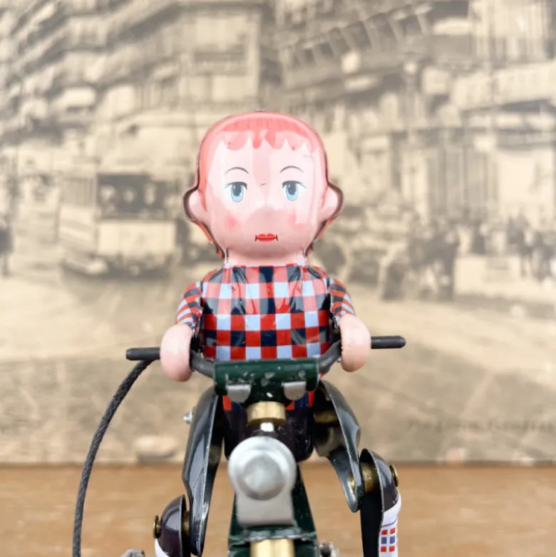 Garçon à bicyclette mécanique avec chien