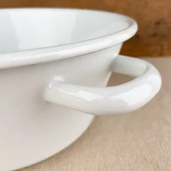 Grande passoire en émail blanc