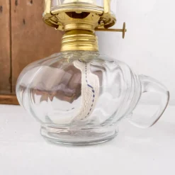 Lampe à pétrole en verre ciselé avec anse