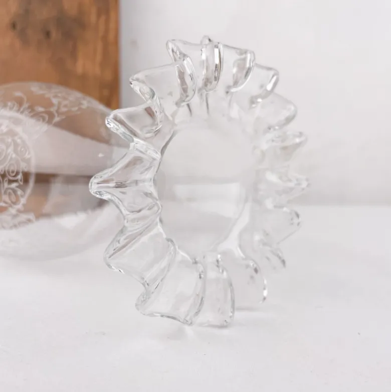 Lampe à pétrole en verre ciselé avec anse