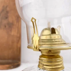 Lampe à pétrole en verre ciselé avec anse