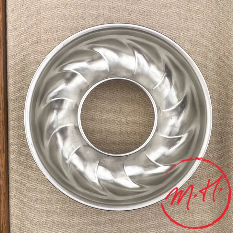 Moule à gâteau trois frères en fer blanc