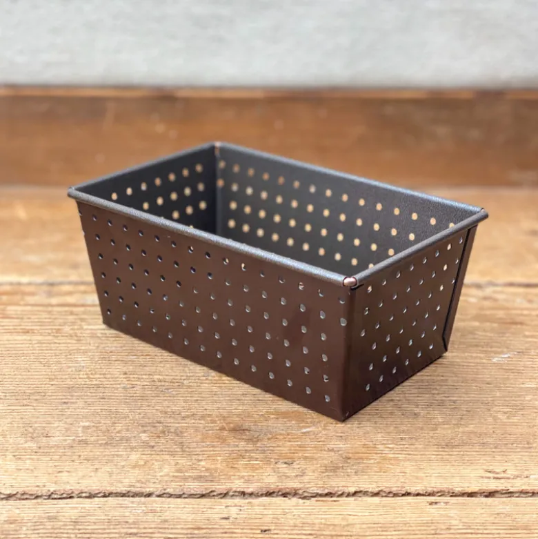 Moule à pain perforé antiadhérent