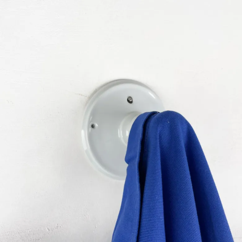 Patère blanche sortie de câble