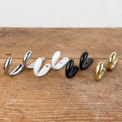 Petit crochet simple en laiton massif « Colibri »