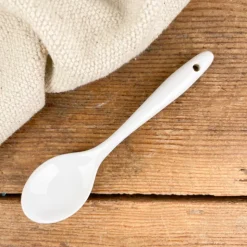 Petite cuillère en porcelaine blanche