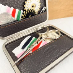 Petit set de couture de voyage en cuir