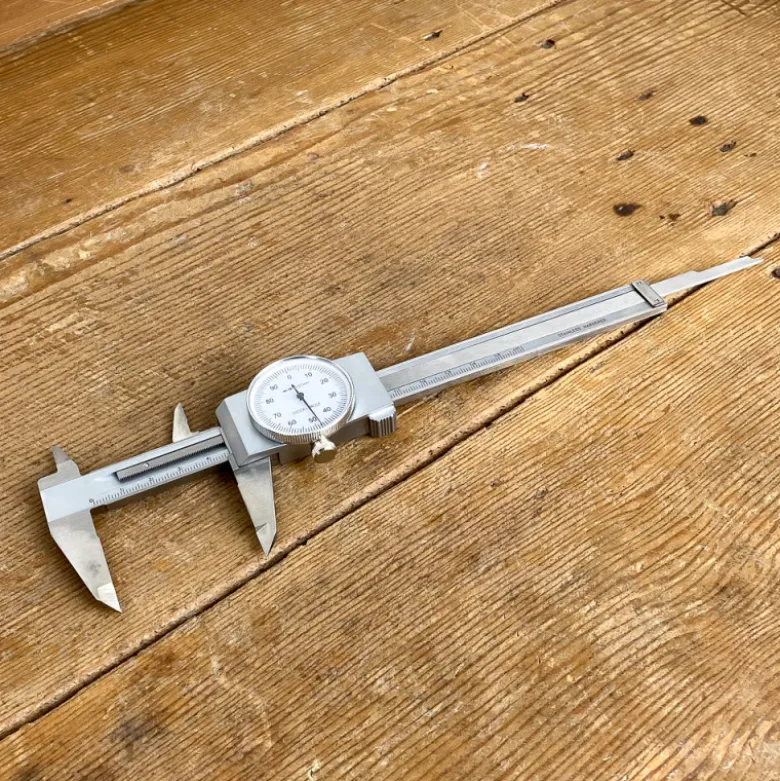 Pied à coulisse à cadran
