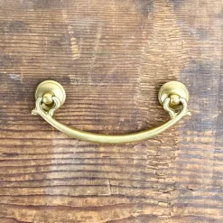 Poignée de meuble avec rosace en laiton poli