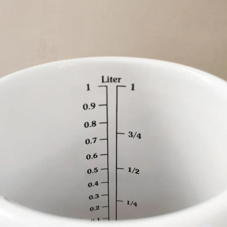 Pot mesureur émail blanc