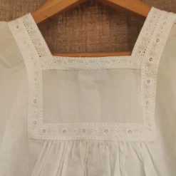 Robe blanche à manches courtes