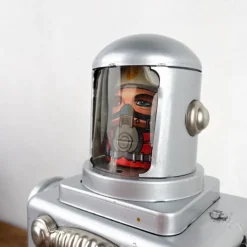 Robot spaceman géant