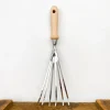 Râteau souple à main manche en bois