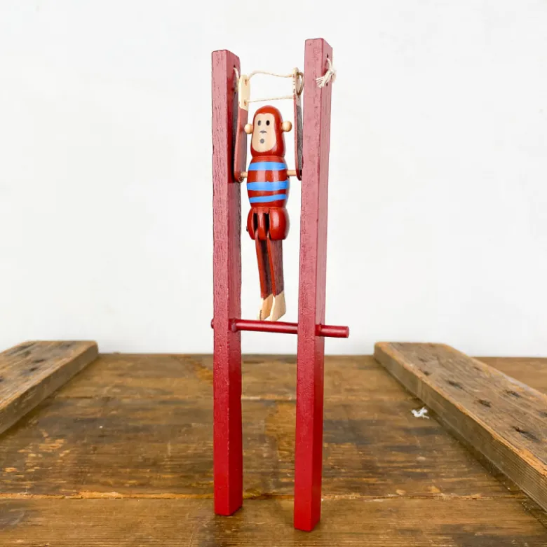 Singe acrobate en bois
