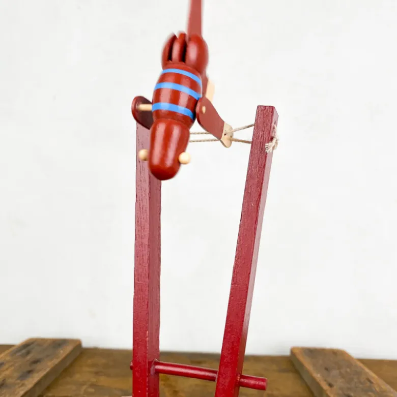 Singe acrobate en bois