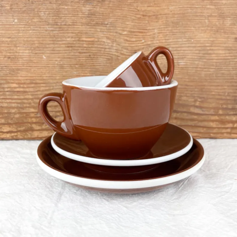 Tasse de bar brune et sa sous-tasse