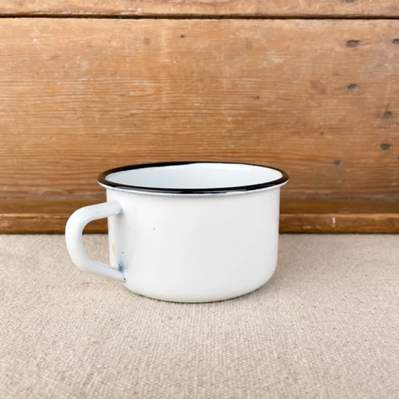 Tasse en émail blanc et liseré noir