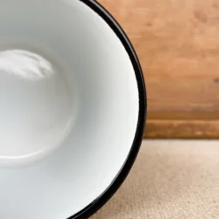 Tasse en émail blanc et liseré noir