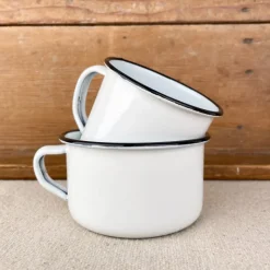 Tasse en émail blanc et liseré noir