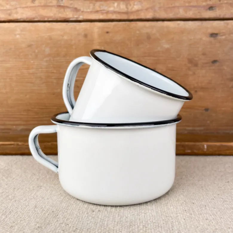 Tasse en émail blanc et liseré noir