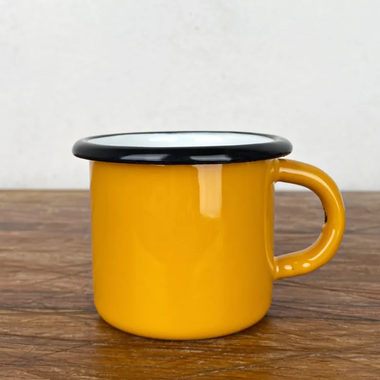 Tasse en émail coloré