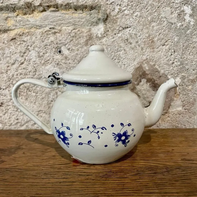 Théière en émail blanc décor fleurs bleues