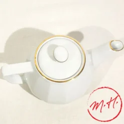 Théière en porcelaine blanche filet or