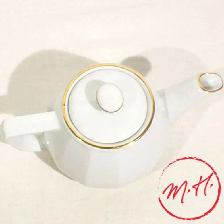 Théière en porcelaine blanche filet or